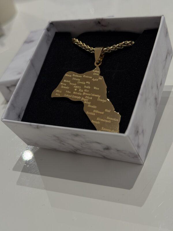 Collier Kurdistan Doré acier inoxydable – Carte Gravée avec Noms des Villes Kurdes