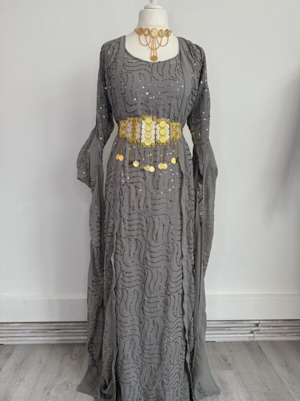 Robe Traditionnelle Kurde Grise – Fistan Élégant avec Détails Dorés