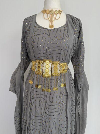 Robe Traditionnelle Kurde Grise – Fistan Élégant avec Détails Dorés