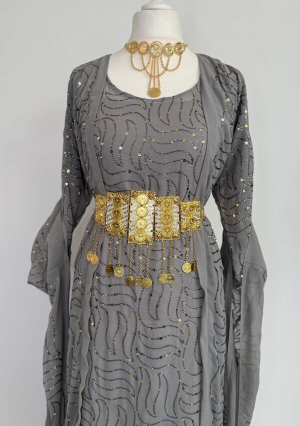Robe Traditionnelle Kurde Grise – Fistan Élégant avec Détails Dorés