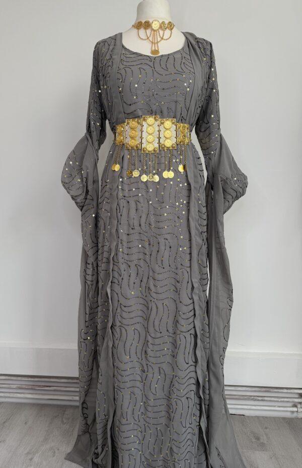 Robe Traditionnelle Kurde Grise – Fistan Élégant avec Détails Dorés