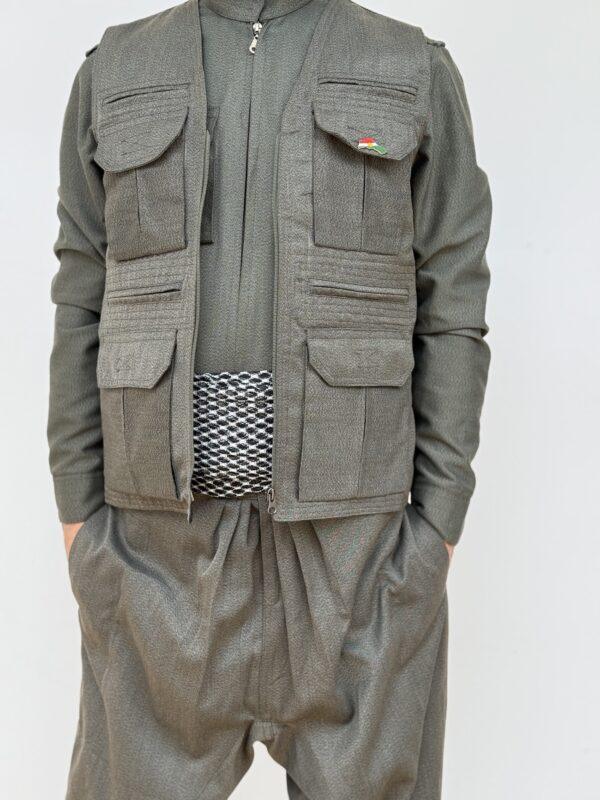 Tenue Kurde Homme Kaki Bakur – Şal û Şepik Vert Militaire avec Ceinture