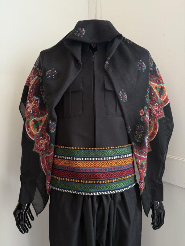Tenue Kurde Homme Noire – Şal û Şepik Moderne avec Ceinture Tissée Multicolore