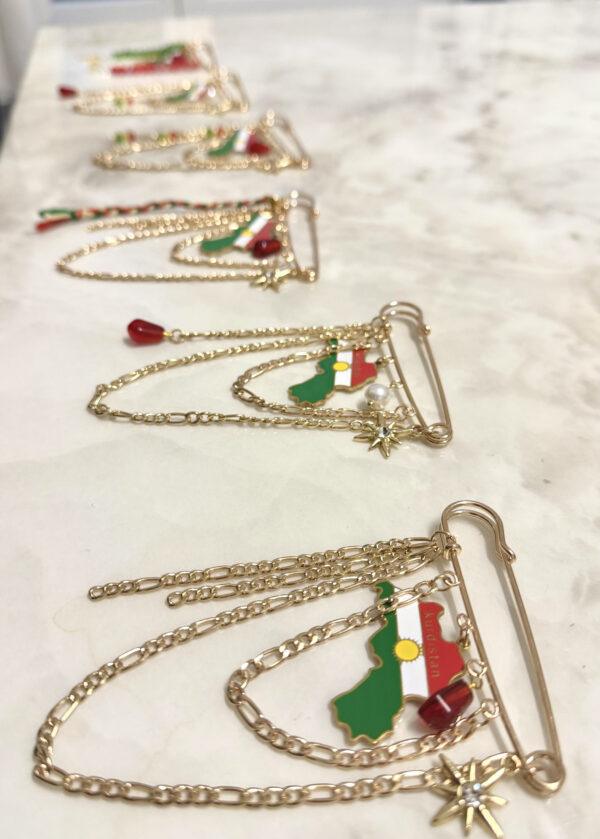 Broche Kurde Traditionnelle Dorée – Épingle Décorative Kurdistan (Drapeau & Chaînes) | Accessoire Tenue Kurde Homme & Femme