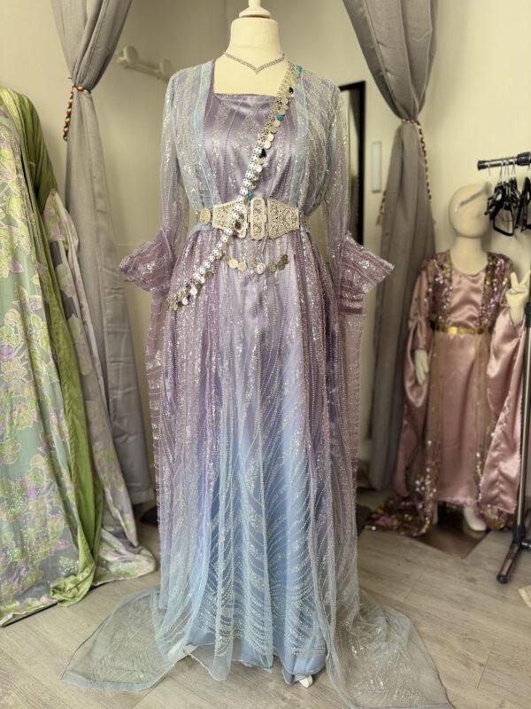 ROBE KURDE FISTAN HEVI DEGRADÉ VIOLET BLEU.jpg2 Robe Kurde Dégradé HEVÎ – Fistan Élégant Bleu & Violet avec Paillettes