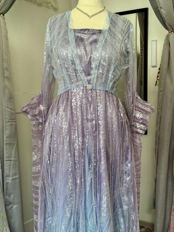 ROBE KURDE FISTAN HEVI DEGRADÉ VIOLET BLEU4 Robe Kurde Dégradé HEVÎ – Fistan Élégant Bleu & Violet avec Paillettes