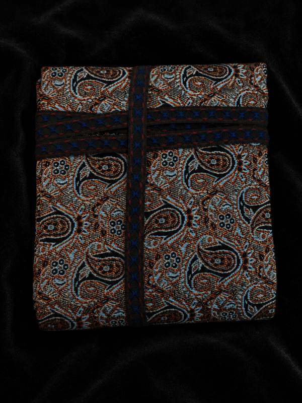 Ceinture Kurde Homme Bleu Nuit – Şal û Şepik Motifs Traditionnels du Kurdistan Ceinture Kurde Homme Bleu Nuit – Şal û Şepik Motifs Traditionnels du Kurdistan
