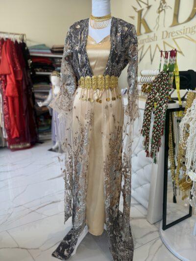 Robe Kurde Femme "Zerya" – Robe Traditionnelle Champagne et Argent avec Ceinture Dorée | Kurdish Dressing Robe Kurde Femme "Zerya" – Robe Traditionnelle Champagne et Argent avec Ceinture Dorée | Kurdish Dressing
