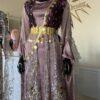 Robe Kurde Femme "Rojîn" – Robe Traditionnelle Kurde Rose Poudré et Bordeaux avec Ceinture Dorée | Kurdish Dressing Robe Kurde Femme "Rojîn" – Robe Traditionnelle Kurde Rose Poudré et Bordeaux avec Ceinture Dorée | Kurdish Dressing