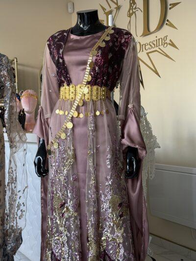 Robe Kurde Femme "Rojîn" – Robe Traditionnelle Kurde Rose Poudré et Bordeaux avec Ceinture Dorée | Kurdish Dressing Robe Kurde Femme "Rojîn" – Robe Traditionnelle Kurde Rose Poudré et Bordeaux avec Ceinture Dorée | Kurdish Dressing