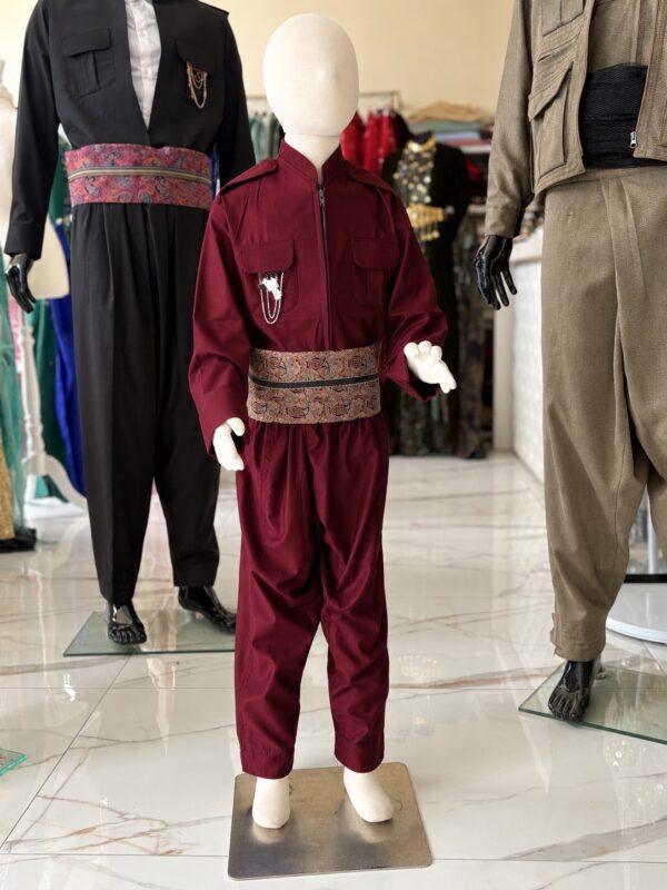 Tenue kurde enfant garçon – Şal û Şepik Zarokê Agirî Tenue kurde enfant garçon – Şal û Şepik Zarokê Agirî